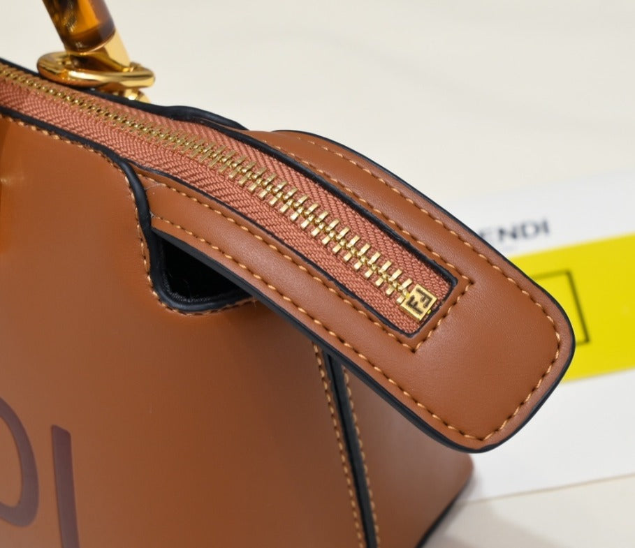 Sac à main FENDI Roma en cuir marron avec bandoulière